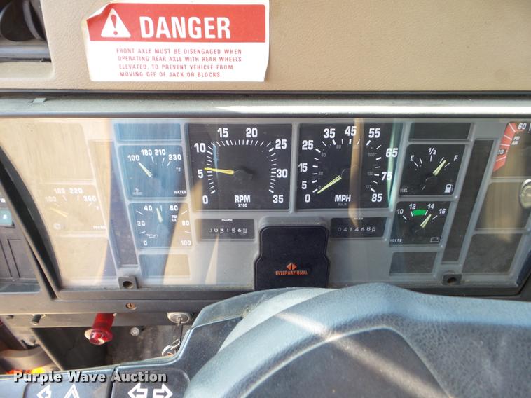 image for item J5083 1993 International 4800 digger derrick truck