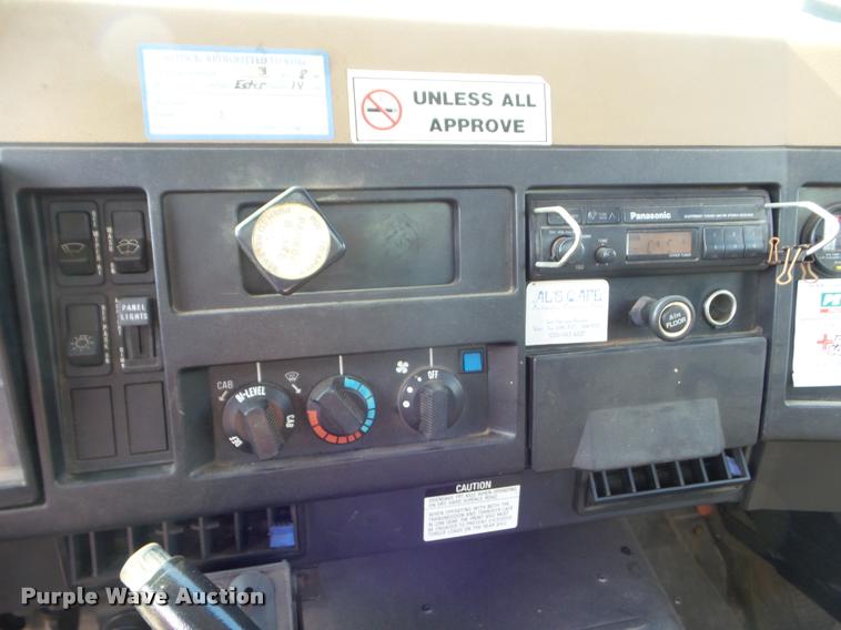 image for item J5083 1993 International 4800 digger derrick truck