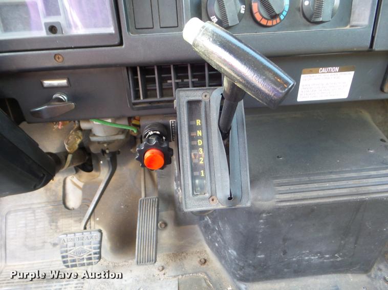 image for item J5083 1993 International 4800 digger derrick truck