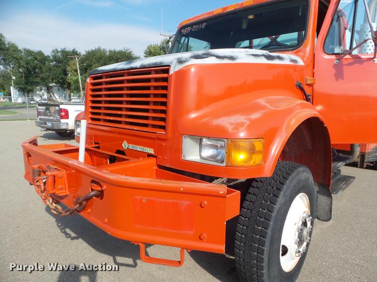 image for item J5083 1993 International 4800 digger derrick truck