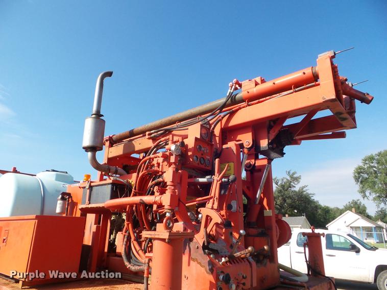 image for item J5083 1993 International 4800 digger derrick truck