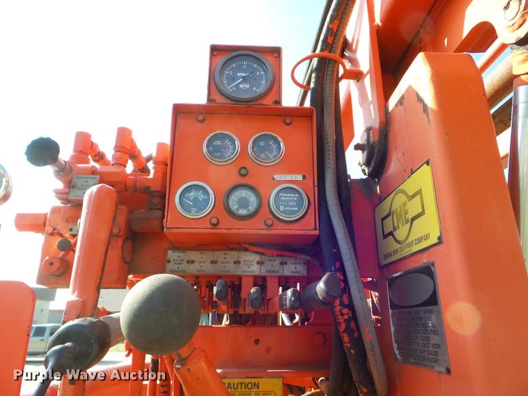 image for item J5083 1993 International 4800 digger derrick truck