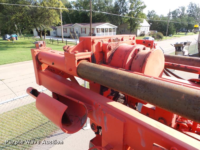 image for item J5083 1993 International 4800 digger derrick truck