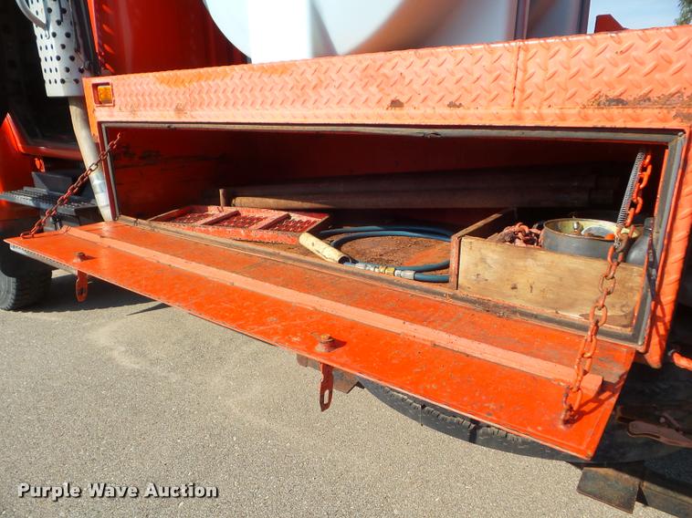 image for item J5083 1993 International 4800 digger derrick truck