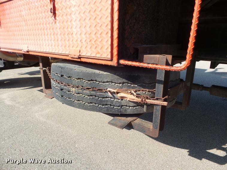 image for item J5083 1993 International 4800 digger derrick truck