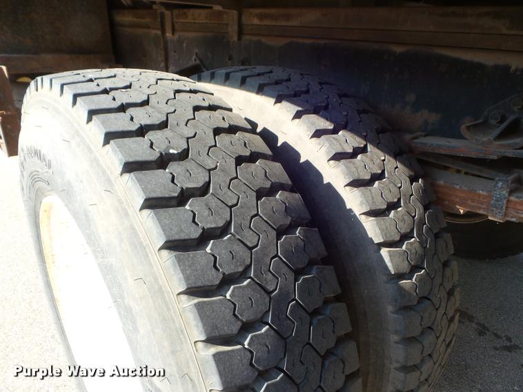 image for item J5083 1993 International 4800 digger derrick truck