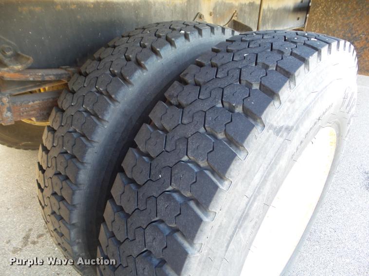 image for item J5083 1993 International 4800 digger derrick truck