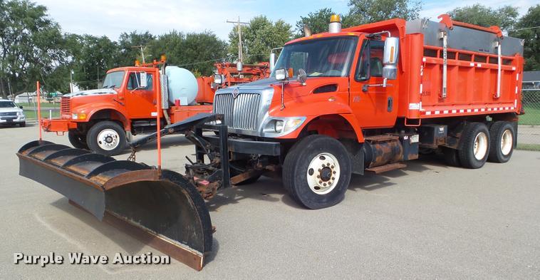 image for item J5084 2003 International 7500 dump truck