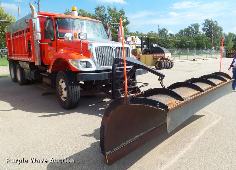 image for item J5084 2003 International 7500 dump truck