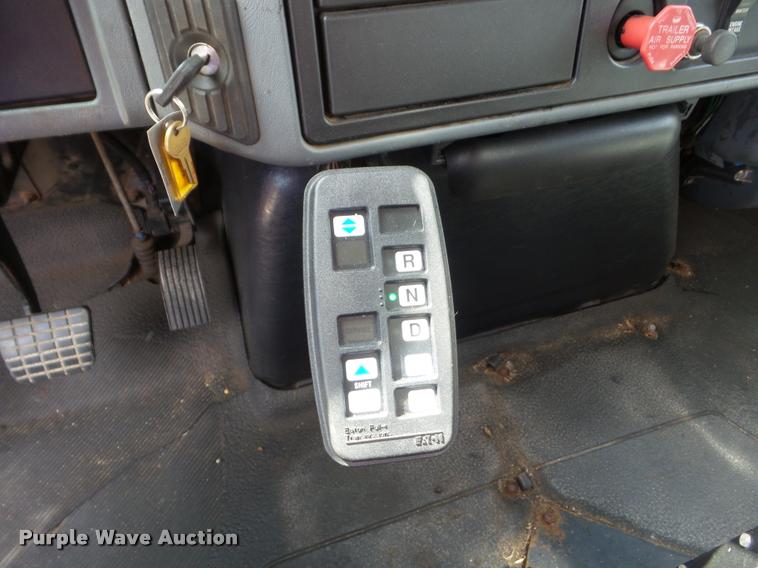 image for item J5084 2003 International 7500 dump truck