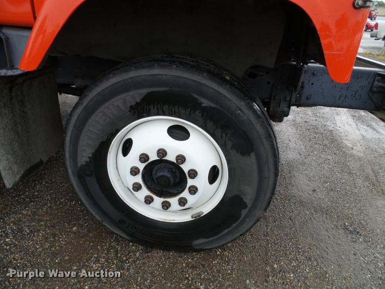 image for item K3678 2002 International F2574 flatbed truck