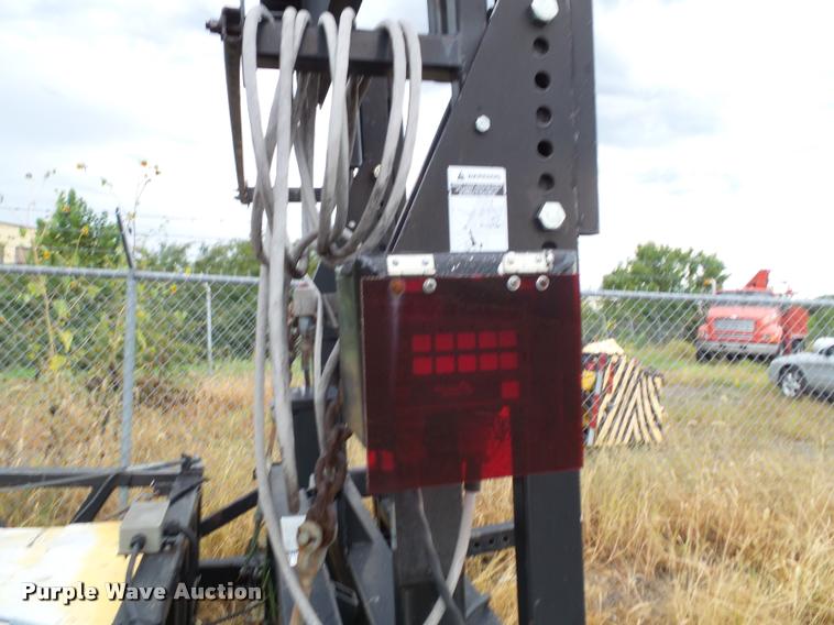 image for item K3689 2002 Enabs Safe-Stop crash attenuator