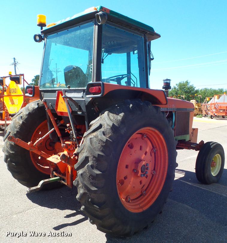 image for item L1637 1986 John Deere 2950 tractor