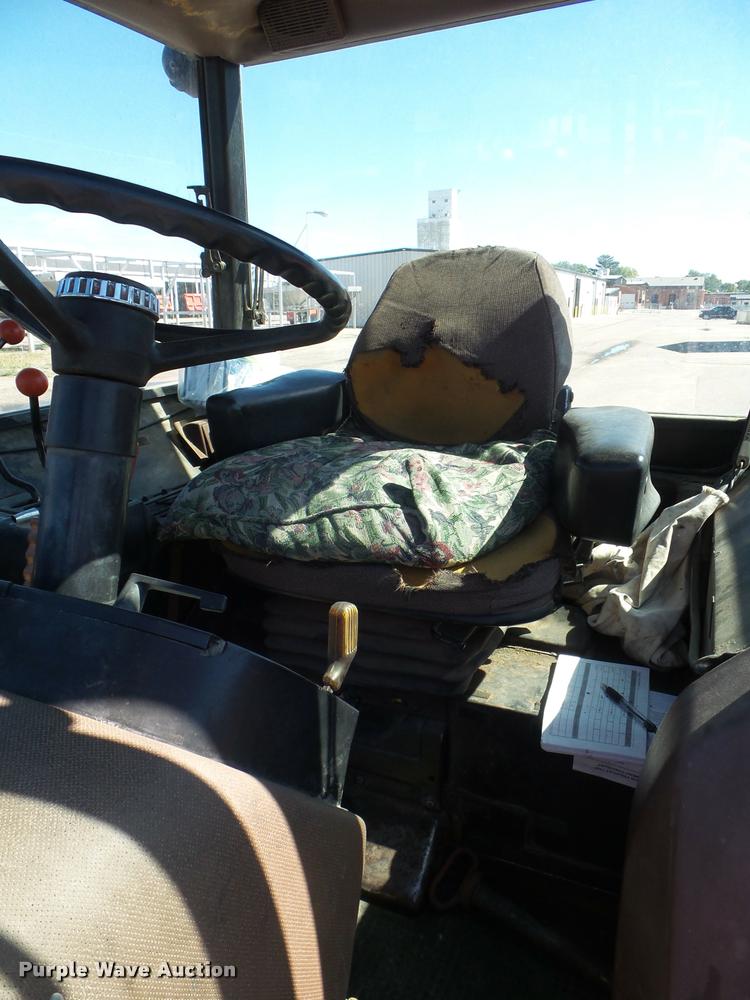 image for item L1637 1986 John Deere 2950 tractor