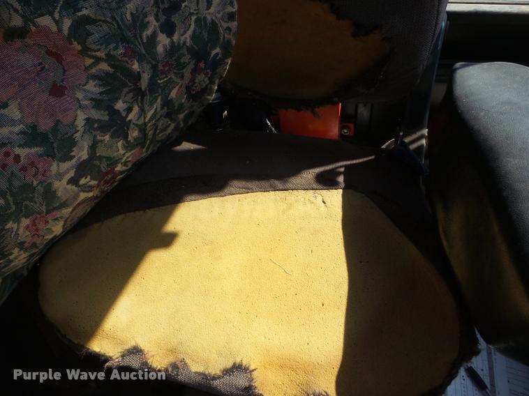 image for item L1637 1986 John Deere 2950 tractor