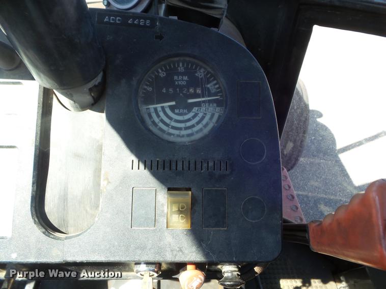 image for item L1637 1986 John Deere 2950 tractor