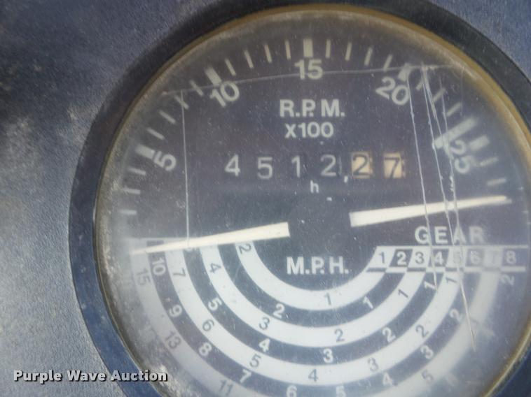 image for item L1637 1986 John Deere 2950 tractor