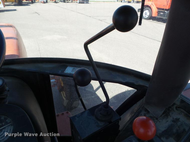 image for item L1637 1986 John Deere 2950 tractor