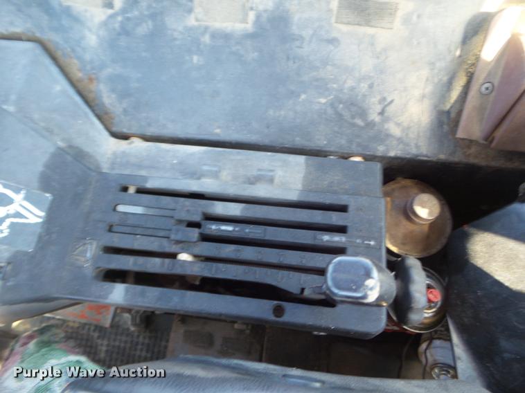 image for item L1637 1986 John Deere 2950 tractor