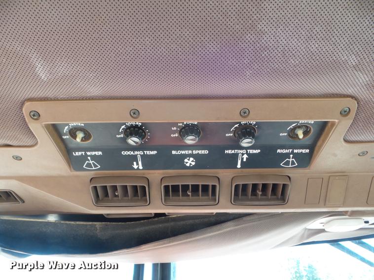 image for item L1637 1986 John Deere 2950 tractor