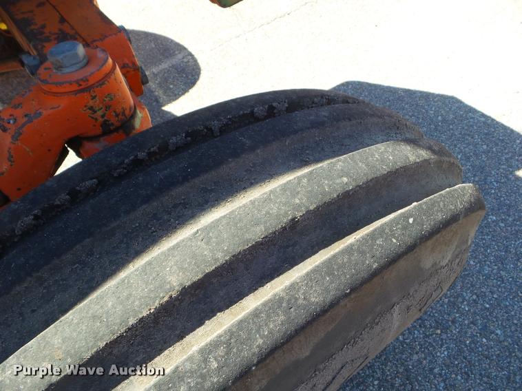 image for item L1637 1986 John Deere 2950 tractor