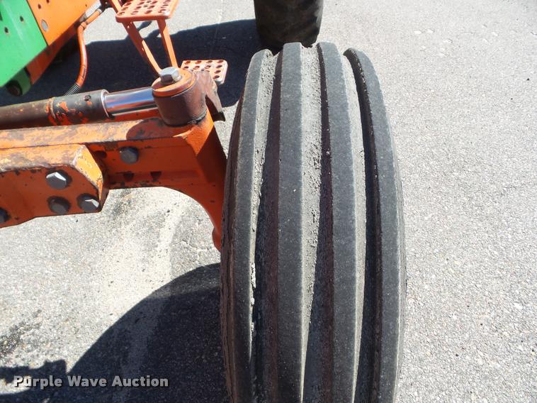 image for item L1637 1986 John Deere 2950 tractor