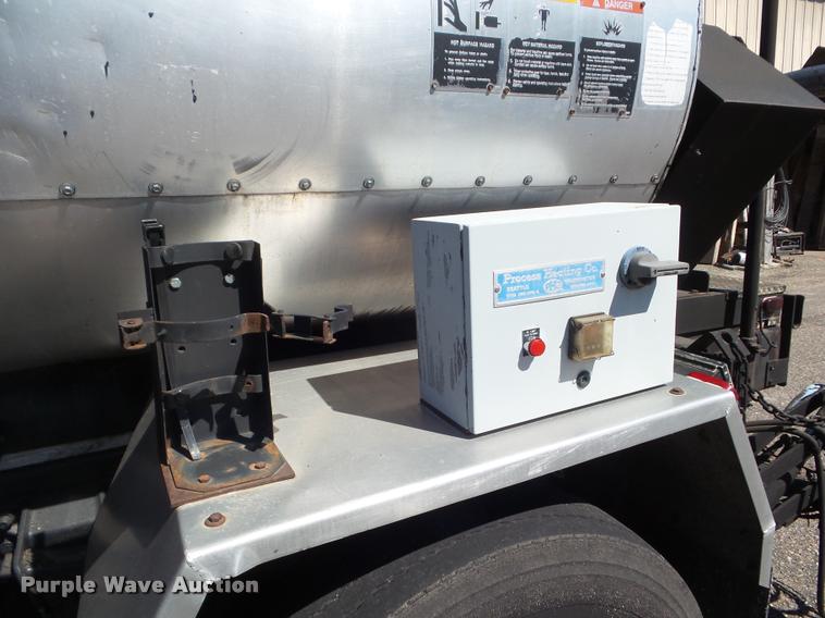 image for item L1642 2000 Sterling L7500 oil distributor truck