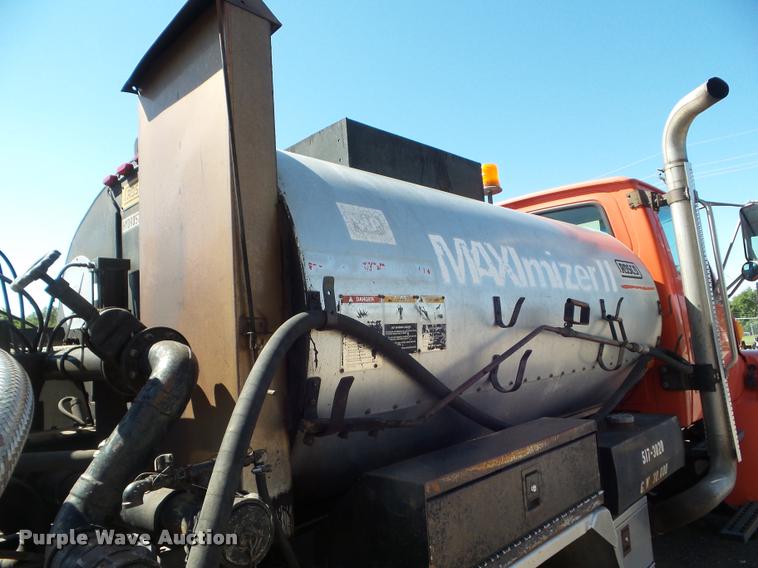 image for item L1642 2000 Sterling L7500 oil distributor truck