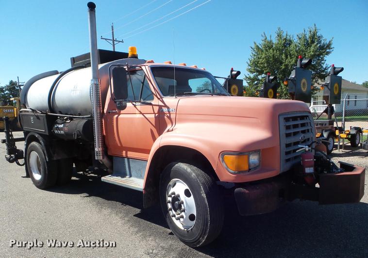 image for item L1643 1998 Ford F800 oil distributor truck