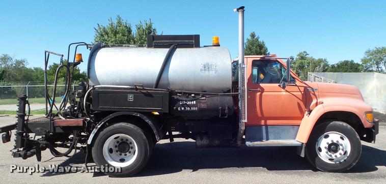 image for item L1643 1998 Ford F800 oil distributor truck