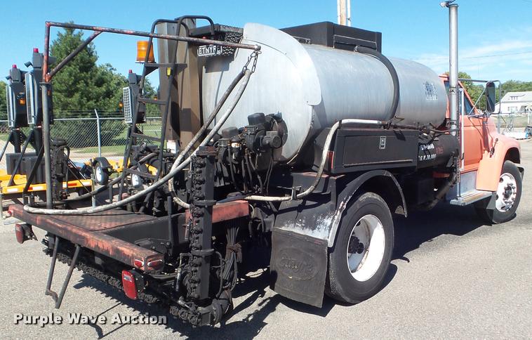 image for item L1643 1998 Ford F800 oil distributor truck