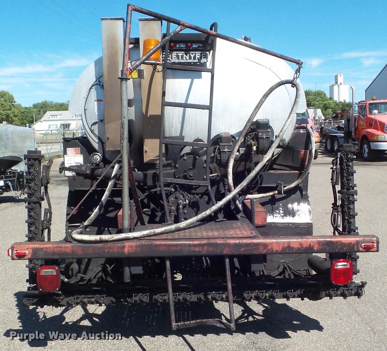 image for item L1643 1998 Ford F800 oil distributor truck