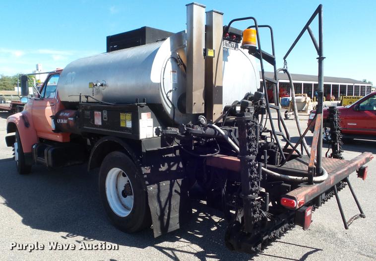 image for item L1643 1998 Ford F800 oil distributor truck