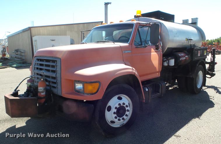 image for item L1643 1998 Ford F800 oil distributor truck