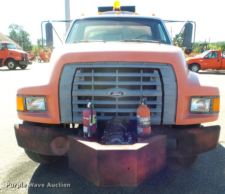 image for item L1643 1998 Ford F800 oil distributor truck