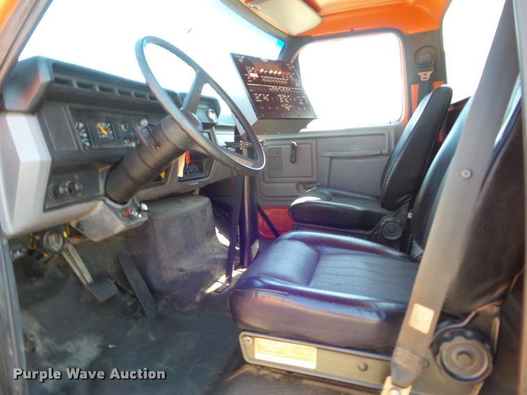 image for item L1643 1998 Ford F800 oil distributor truck