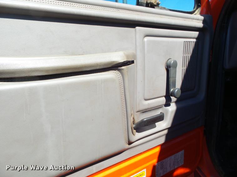 image for item L1643 1998 Ford F800 oil distributor truck