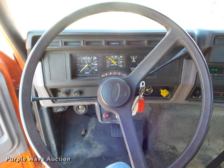 image for item L1643 1998 Ford F800 oil distributor truck