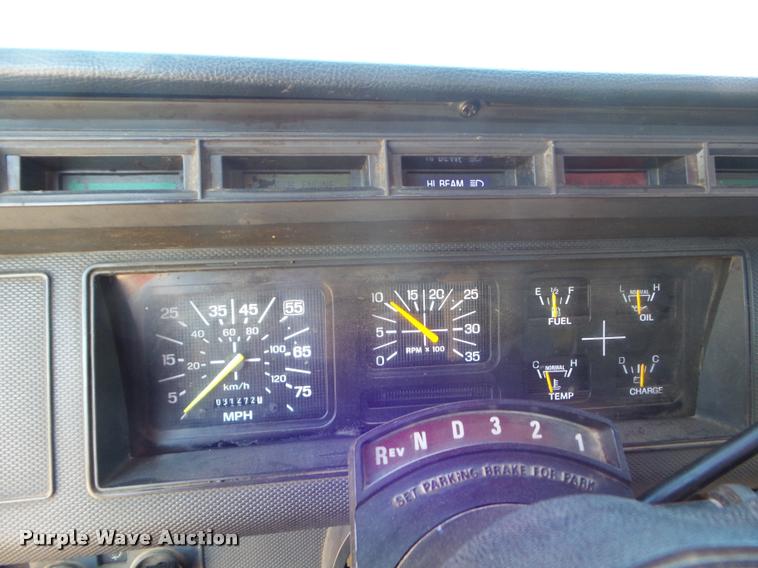 image for item L1643 1998 Ford F800 oil distributor truck