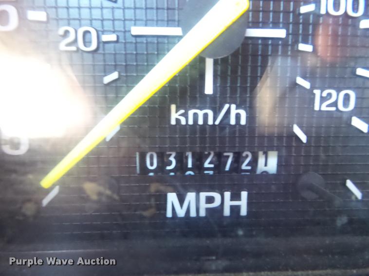 image for item L1643 1998 Ford F800 oil distributor truck