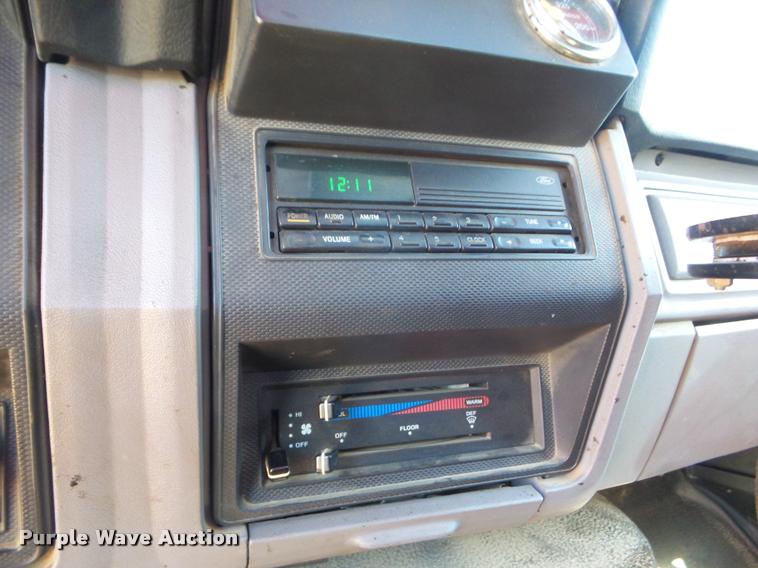 image for item L1643 1998 Ford F800 oil distributor truck