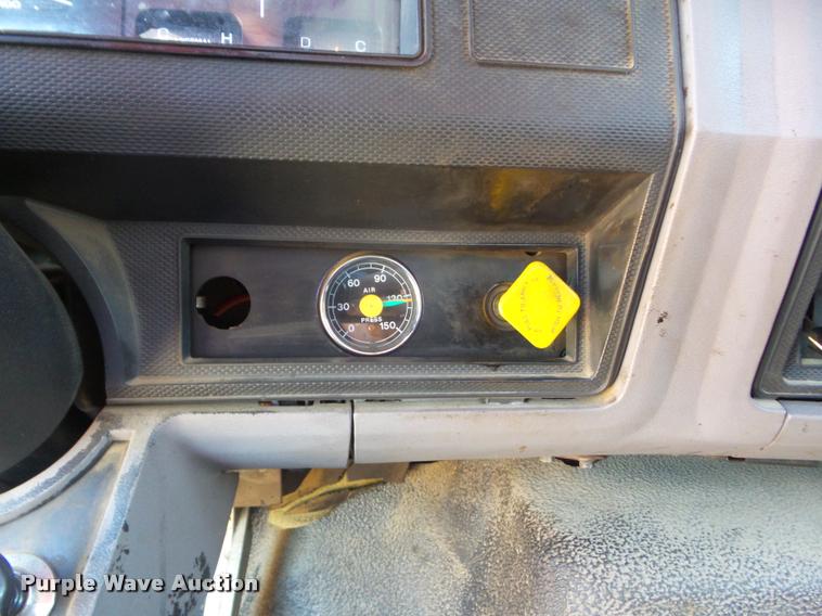 image for item L1643 1998 Ford F800 oil distributor truck