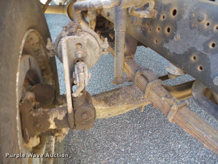 image for item L1643 1998 Ford F800 oil distributor truck