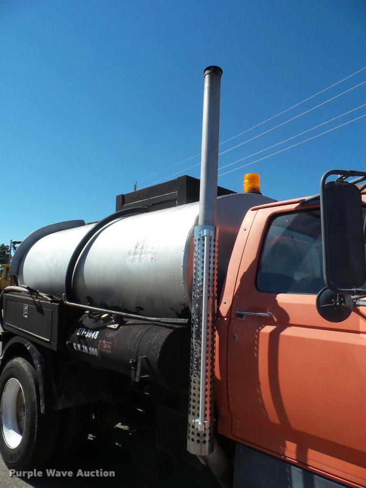 image for item L1643 1998 Ford F800 oil distributor truck