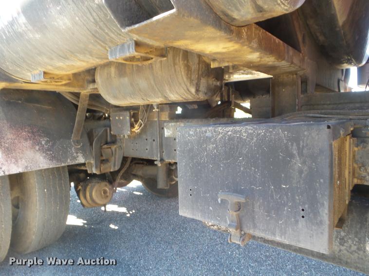 image for item L1643 1998 Ford F800 oil distributor truck