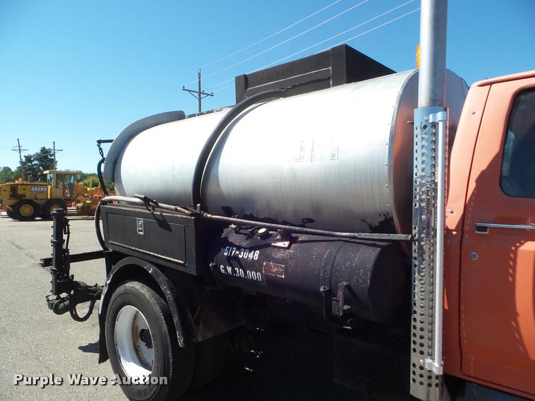 image for item L1643 1998 Ford F800 oil distributor truck