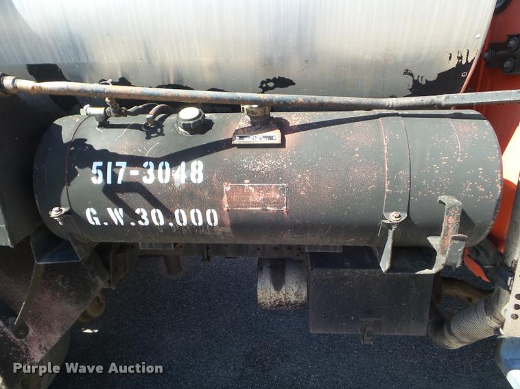 image for item L1643 1998 Ford F800 oil distributor truck