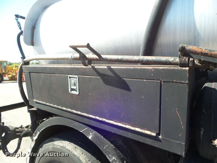 image for item L1643 1998 Ford F800 oil distributor truck