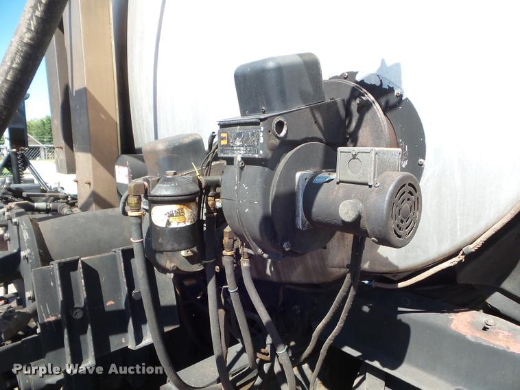 image for item L1643 1998 Ford F800 oil distributor truck