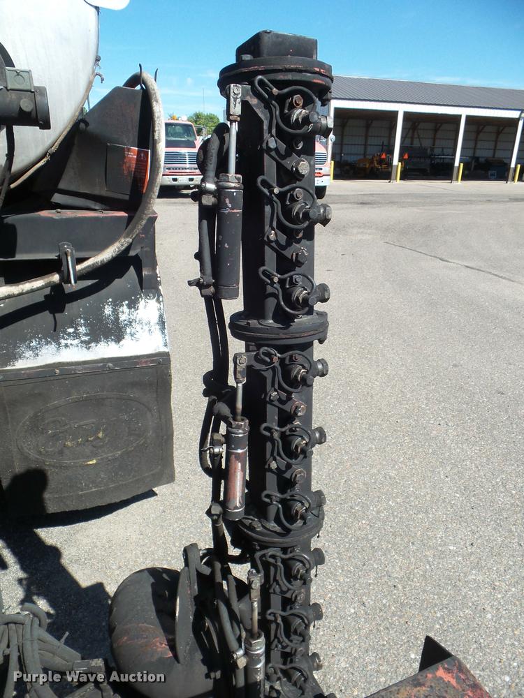 image for item L1643 1998 Ford F800 oil distributor truck